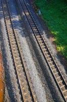 ferrovia, ferrovia, trilhos de trem pela manhã. foto profissional