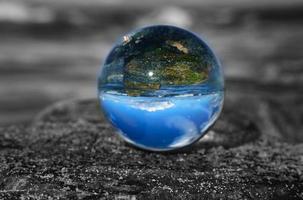 globo de vidro na praia do mar Báltico. foto