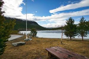 lago gelado em uma área de descanso na noruega foto