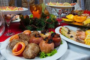 linda mesa festiva servida para jantar de festa de casamento em casa ou restaurante interior. mesa cheia de comida em um restaurante. mesa redonda completa. foto