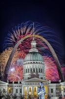 fogos de artifício da celebração do dia da independência sobre o famoso arco de entrada de saint louis, com o edifício do tribunal em primeiro plano, st louis, missouri, eua foto