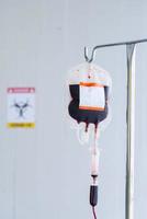 covid-19, epidemia de vírus corona espalhou o conceito de saúde. transfusão de sangue para paciente com vírus corona na sala de quarentena no hospital foto