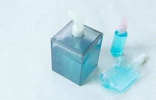 tecido de conceito de proteção coronavírus ou covid-19 ou máscara de higiene gel desinfetante para as mãos e spray algohol para proteção contra propagação de higiene das mãos. foto