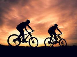 homem andando de aventura de bicicleta de montanha e ideias de viagem foto