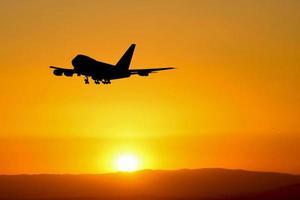 aviões de passageiros decolando do aeroporto. conceito de transporte e turismo foto