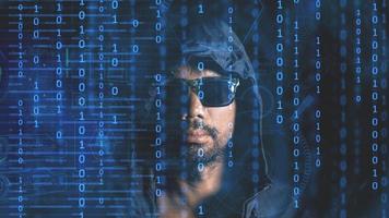 conceito de hackers e cyberpunk ou roubo de identidade de redes de computadores. um homem que não confia em fundo de tecnologia foto