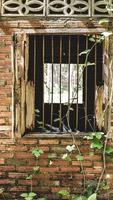 janela de uma velha casa abandonada. apavorante. conceito de lugar assustador. foto