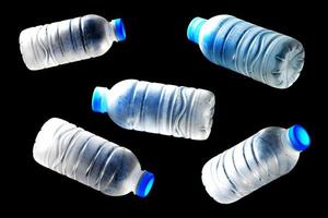 o conceito de resíduos plásticos transbordando o mundo. um globo com apenas garrafa de água de plástico de resíduos de plástico foto