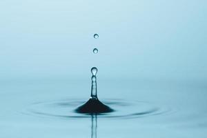 gotas de água e salpicos. conceito abstrato de forma de água. foto