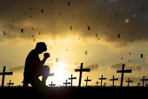 silhuetas de homens sentados e orando por bênçãos. conceito de esperança rezando pela salvação da perda da guerra. pare a guerra, não wa foto