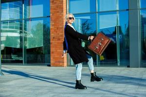 retrato de mulher de negócios de sucesso. menina europeia loira. senhora de negócios russo. roupas de menina hipster. foto