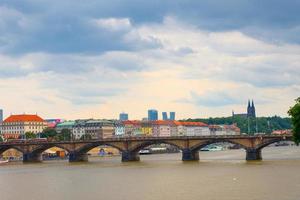 ponte sobre o rio vltava em praga com seus edifícios coloridos foto