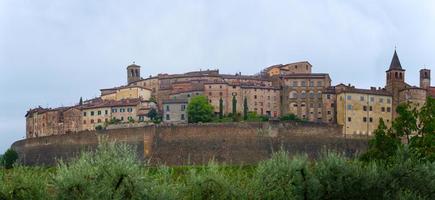 panorama da vila medieval de anghiari na toscana - itália foto