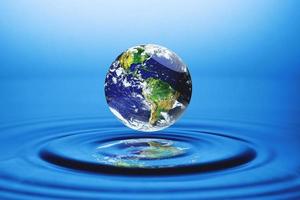 conceito mundial e recursos água, gestão da água. globo flutuando na água foto