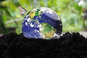 o conceito de amar a terra e o meio ambiente. globo na terra foto