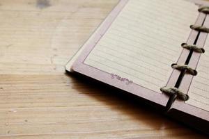 caderno aberto na mesa de madeira