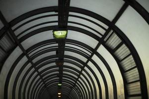 túnel à noite. lâmpadas na travessia de pedestres. detalhes da arquitetura. foto