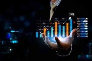 tela virtual do gráfico de big data 2023 em análise econômica e finanças de investimento e conceito de negócios de planejamento de marketing. foto