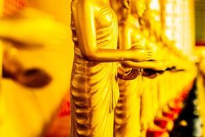 feche o corpo na linha da estátua de buda dourada, religião da cultura do templo da ásia. foto
