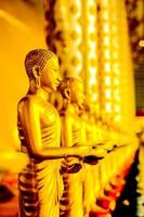 feche a linha da estátua de buda dourada, religião da cultura do templo da ásia. foto