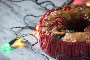 bolo de frutas de natal em cena festiva com luzes foto