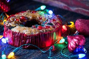 bolo de frutas de natal em cena festiva com luzes foto