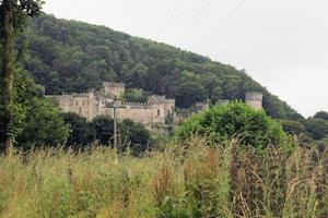 abergele em gales no reino unido em maio de 2015. uma vista do castelo gwrych foto