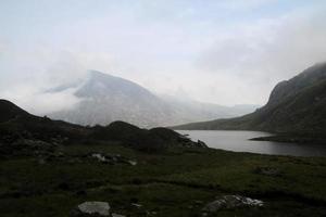 uma vista do campo de gales em snowdonia perto do lago ogwen foto