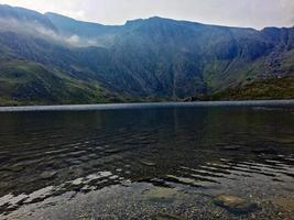 uma vista do campo de gales em snowdonia perto do lago ogwen foto