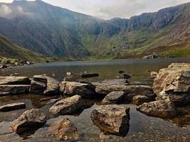 uma vista do campo de gales em snowdonia perto do lago ogwen foto