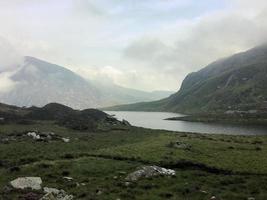 uma vista do campo de gales em snowdonia perto do lago ogwen foto