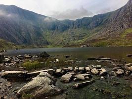 uma vista do campo de gales em snowdonia perto do lago ogwen foto