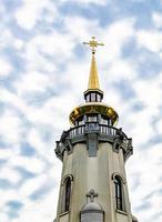 cruz de igreja cristã em torre alta para orações foto