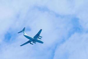avião no céu azul. transporte aéreo de carga. avião está voando foto