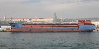 navio de carga no porto foto