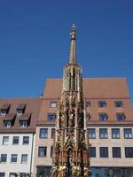 schoener brunnen bela fonte em nuernberg foto