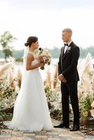 cerimônia de casamento em um píer alto perto do rio foto