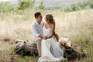 jovem casal de noivos em uma caminhada foto