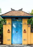 porta de madeira azul de uma casa projetada e decorada em estilo balinês é bonita e durável, mas tem um design de designer perfeito e privado. foto