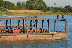 as embarcações de sucção de areia estão transportando areia de tubos de aço em rios profundos para a construção de indústrias como casas, prédios, estradas e muitas outras onde a areia é usada como mistura. foto