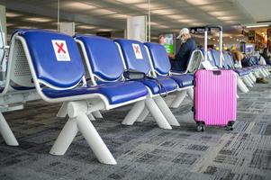 assentos vazios no aeroporto sob pandemia de covid-19 foto