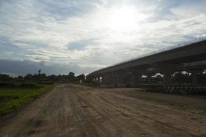 construção e lançamento de pilares de concreto para suportar o peso da ponte da via expressa - em construção para suportar a estrutura da ponte controlada por engenheiros civis para reduzir o deslocamento foto