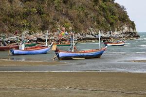 pequeno barco de pesca que captura peixes e lulas ao longo da costa de forma tradicional e mantém um ecossistema de peixes e vida marinha por muito tempo em dias fortes e ventosos. foto