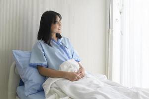 esperançosa e feliz jovem paciente no hospital, cuidados de saúde e conceito médico foto