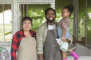 feliz família de agrônomos negros desfrutando e trabalhando em terras agrícolas, conceito de agricultura foto