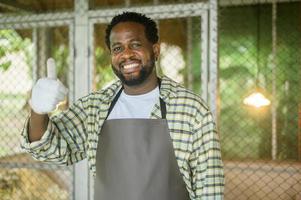 retrato de agrônomo africano sorridente está trabalhando em sua fazenda foto