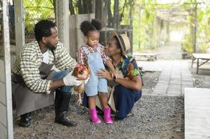 feliz família de agrônomos negros desfrutando e trabalhando em terras agrícolas, conceito de agricultura foto