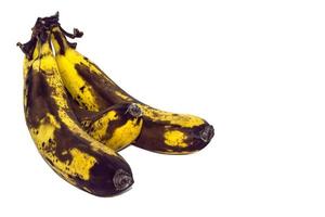 banana podre isolada no fundo branco foto