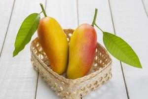 frutas de manga em uma cesta foto