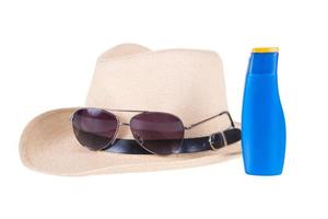 chapéu, óculos de sol, loção corporal isolado no fundo branco foto